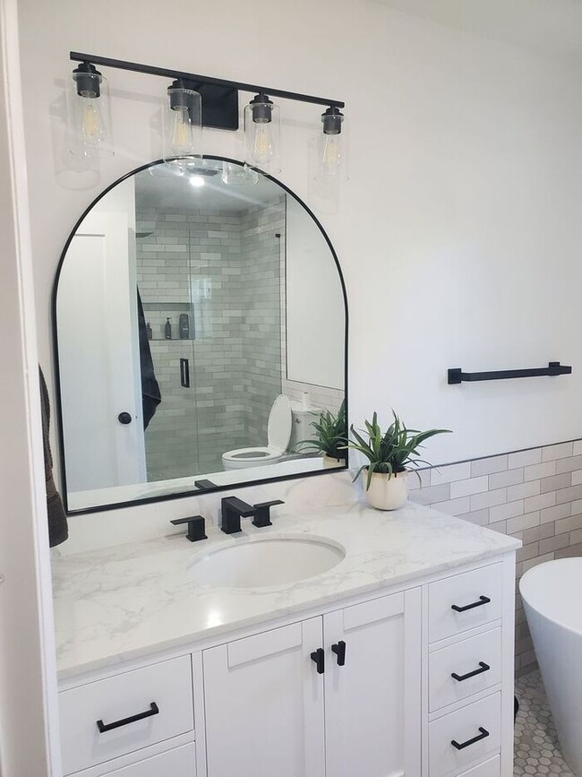 Building Photo - Beautifully Updated 3/2 One Mile from Beach!