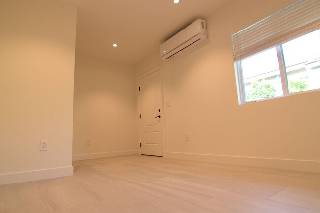 Building Photo - Harding Ave