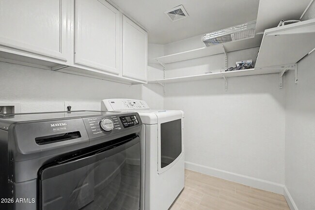 Building Photo - 3358 E Park Ave