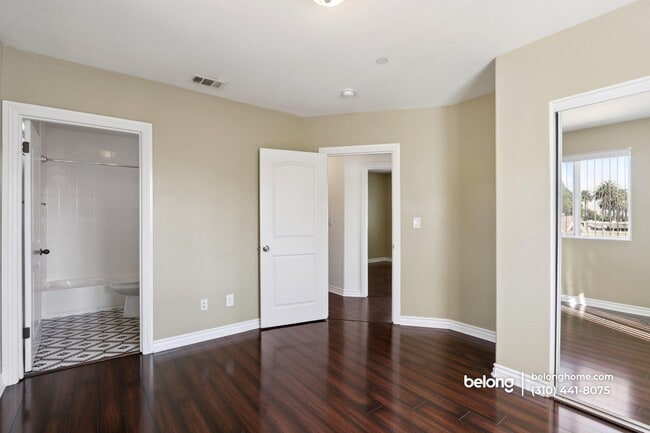 Building Photo - 1616 W 39th Pl