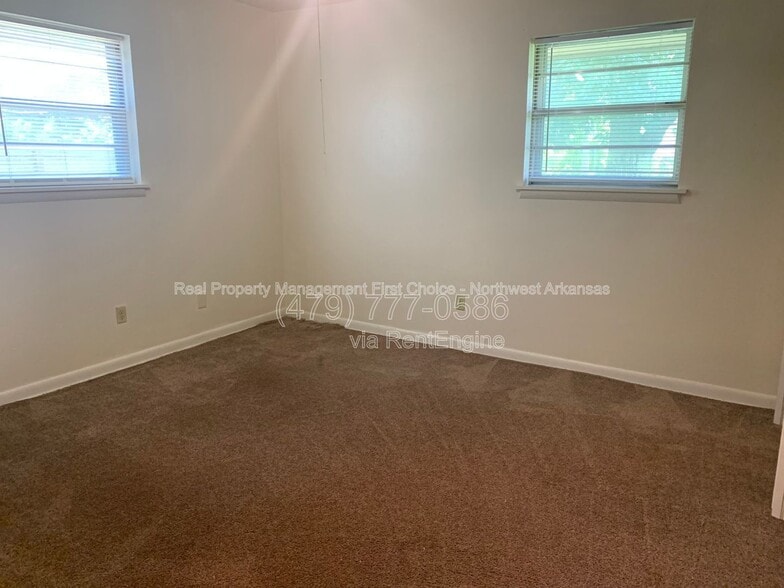 Building Photo - 1039 W Bel Air Dr