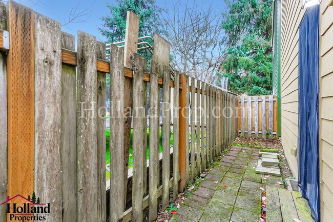 Building Photo - Charming Two-Level Home in Great Hillsboro Location!