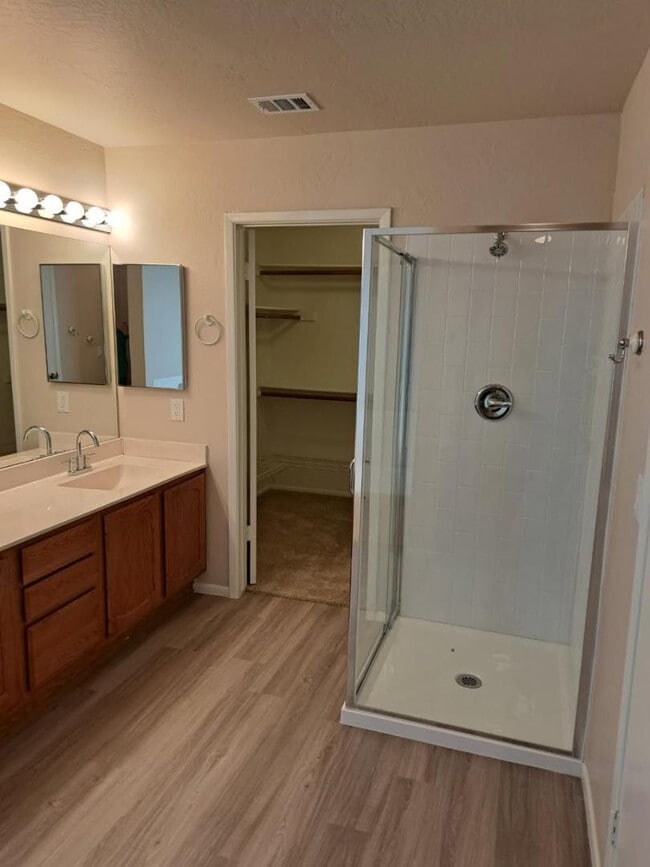 Building Photo - 1443 E Vaughn Ave