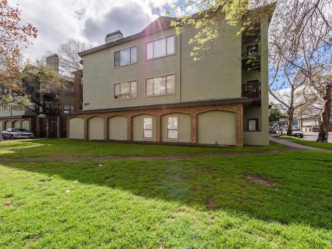 Building Photo - 807 W 25th St