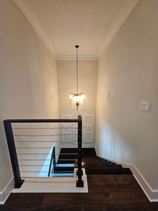 Building Photo - Spacious 4/2.5 Home