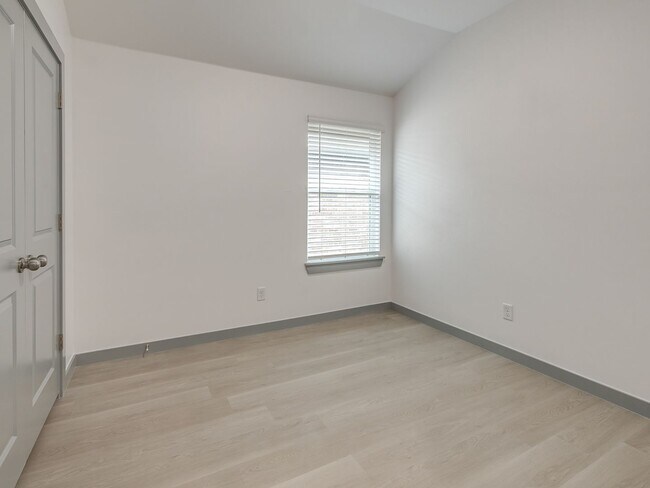 Building Photo - Beautiful New 3-Bed Duplex – Pet Friendly