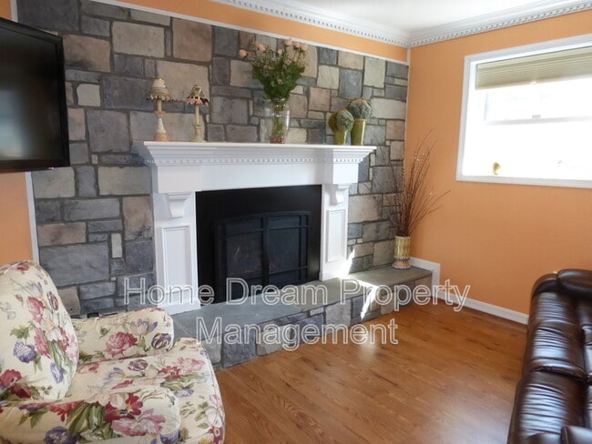 Building Photo - 836 Salem Dr