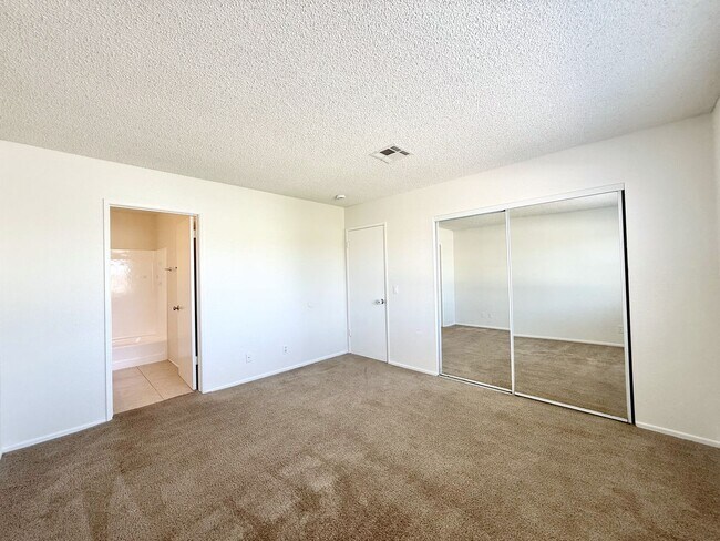 Building Photo - AVAILABLE NOW!! 3 Bedroom 2 Bathroom Upper Level Unit in Cathedral City!