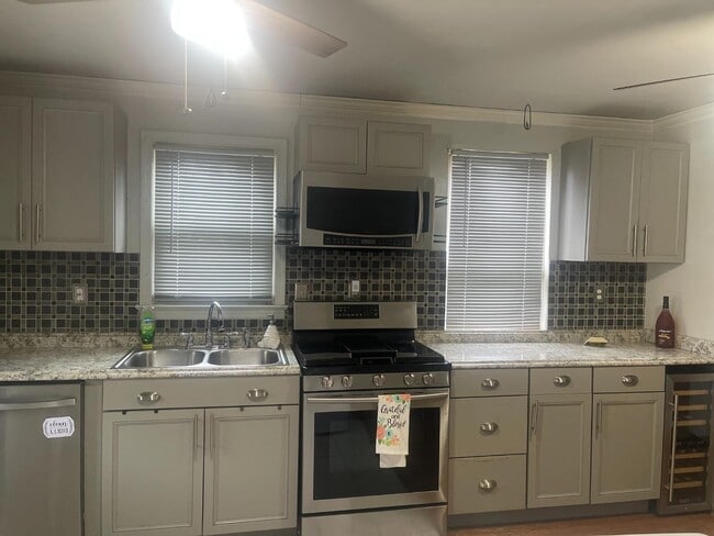 Building Photo - 416 Topeka Ave