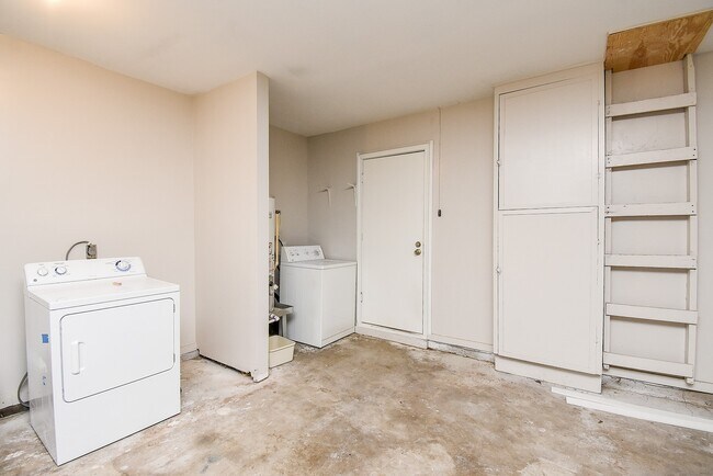 Building Photo - 7901 Ridgeview Dr