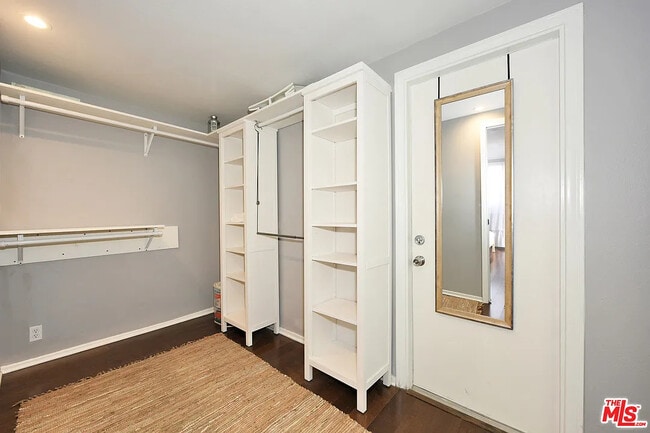 Building Photo - 3844 Goldwyn Terrace