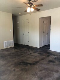 Building Photo - Charming 3Bedroom in Caprock District