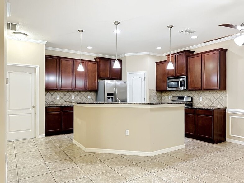 Building Photo - 7434 Surrey Pines Dr