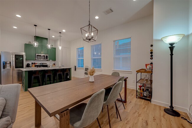 Building Photo - 8911 Knoll Villas St