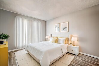 Building Photo - 2818 S Bartell Dr