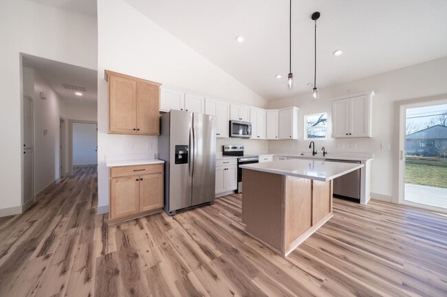 Building Photo - 753 N Gilda St