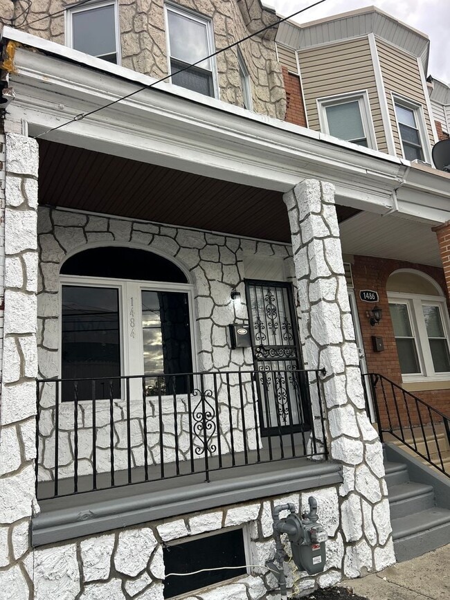 Building Photo - 1484 Louis St