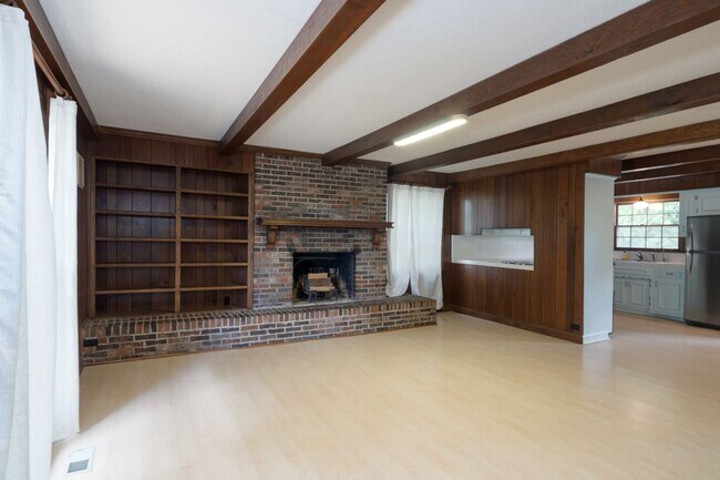 Building Photo - Single Family Home on almost an acre, 4 be...
