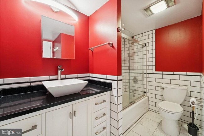 Building Photo - 2001 Hamilton St