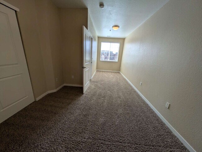 Building Photo - Beautiful 2BD/2BA Condo with Garage in Parkhill