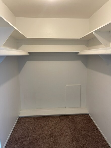 Building Photo - 625 E Fox Hills Dr