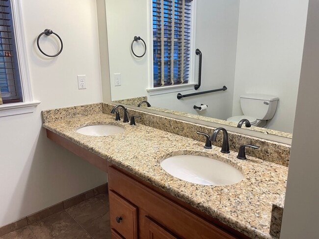 Building Photo - Beautiful 3 bedroom 2 bathroom Rancher in Great Manheim Location!