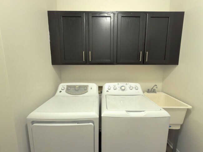 Building Photo - Beautiful Ranch 2 bed/2 bath Condominium