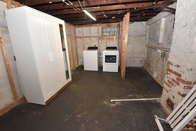 Building Photo - Central Mishawaka- close to Parks and Down...