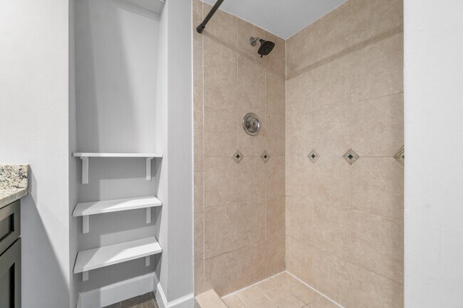 Building Photo - 1015 10th Ct