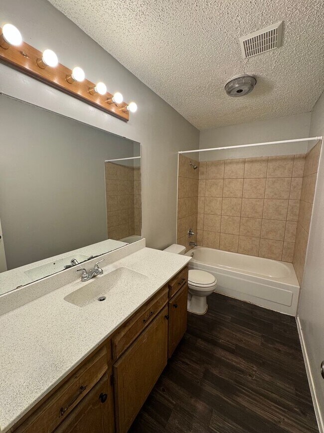 Building Photo - Midway ISD Home