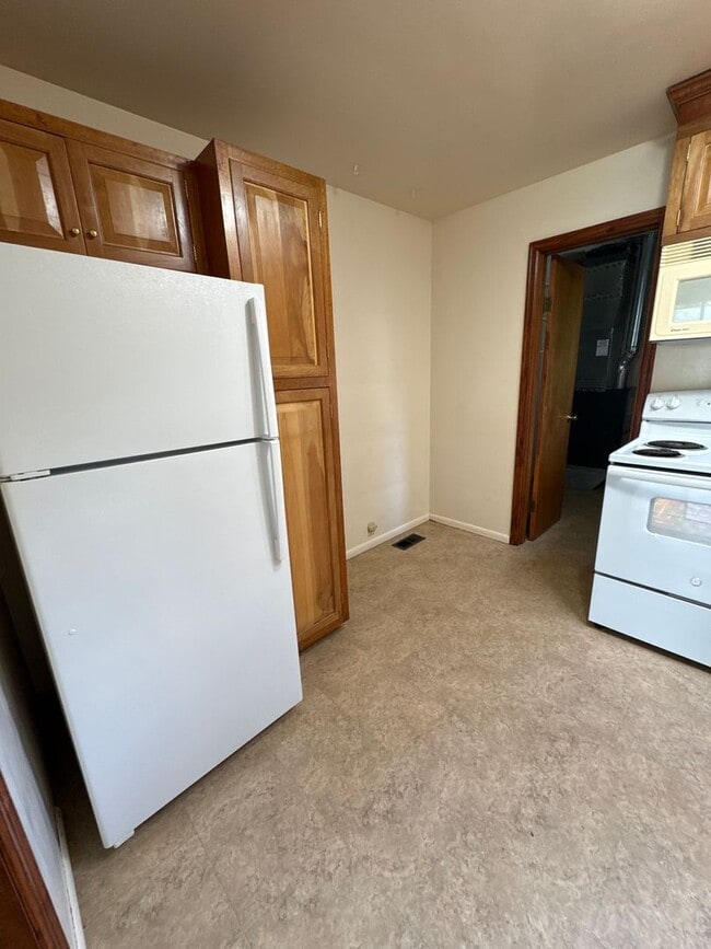 Building Photo - Spacious 2 Bedroom 1 Bath Duplex in Park-Like Setting - Pets Welcome