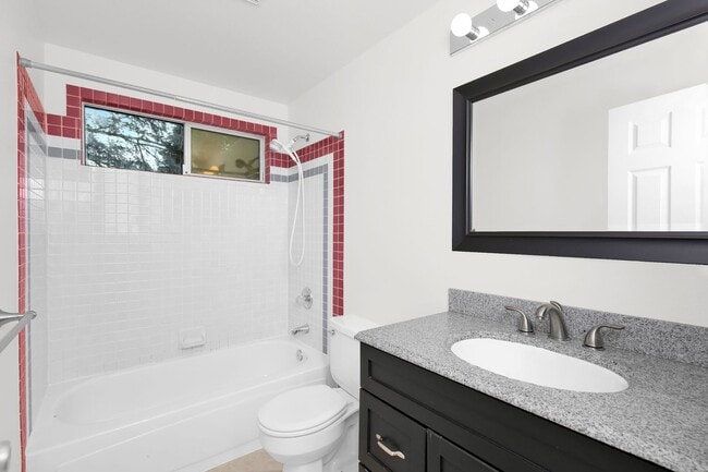 Building Photo - 4 Bedroom Traditional Sammamish Home