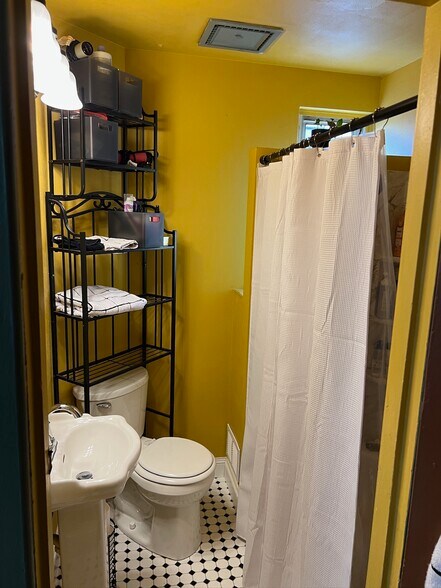 Building Photo - 729 Savannah Ave