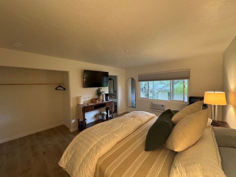 Building Photo - 10 Country Club Way