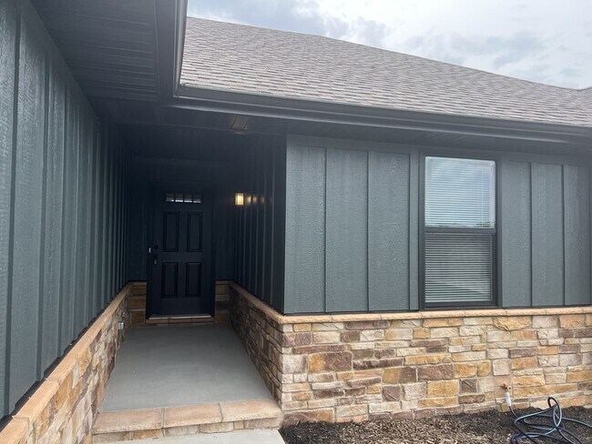 Building Photo - PRE-LEASING! South Nixa 3 Bedroom Family Home