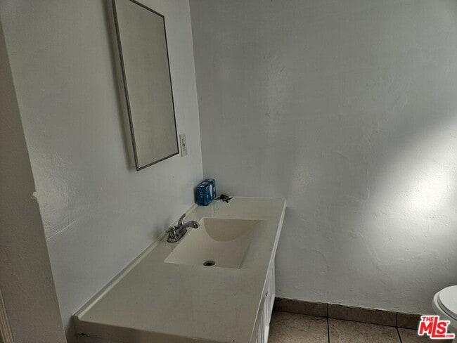 Building Photo - 2226 Zoe Ave