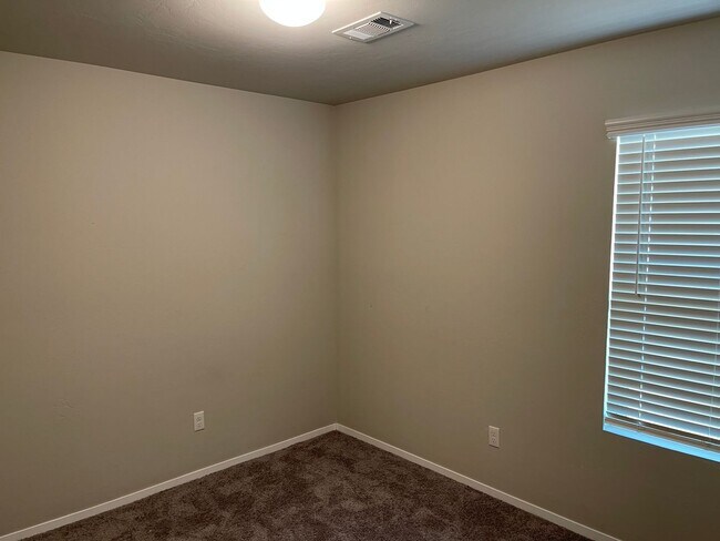 Building Photo - 3 bed 2 bath open living and beautiful finishes!