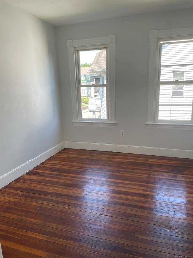 Building Photo - 204 Alder St