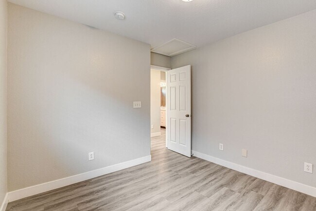 Building Photo - Beautiful 4 bedroom 3 bath home in Mountai...