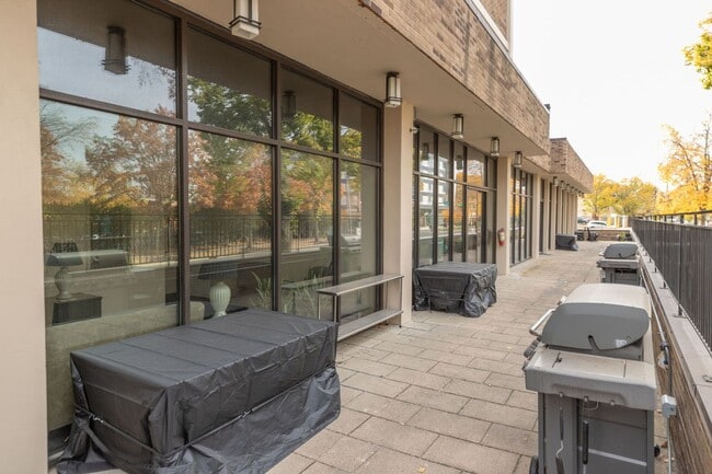 Building Photo - FALL RENT DEAL! Unbeatable Views, Ample Am...