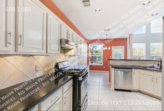 Building Photo - 2635 Lakehills St