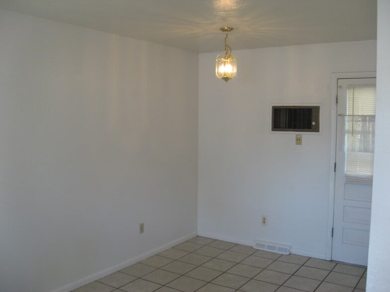 Building Photo - 670 Voiles Pl