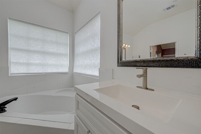 Building Photo - 3322 E Cedar Hollow Dr