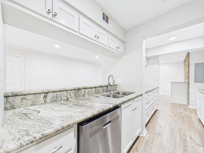 Building Photo - 5333 Richmond Ave.