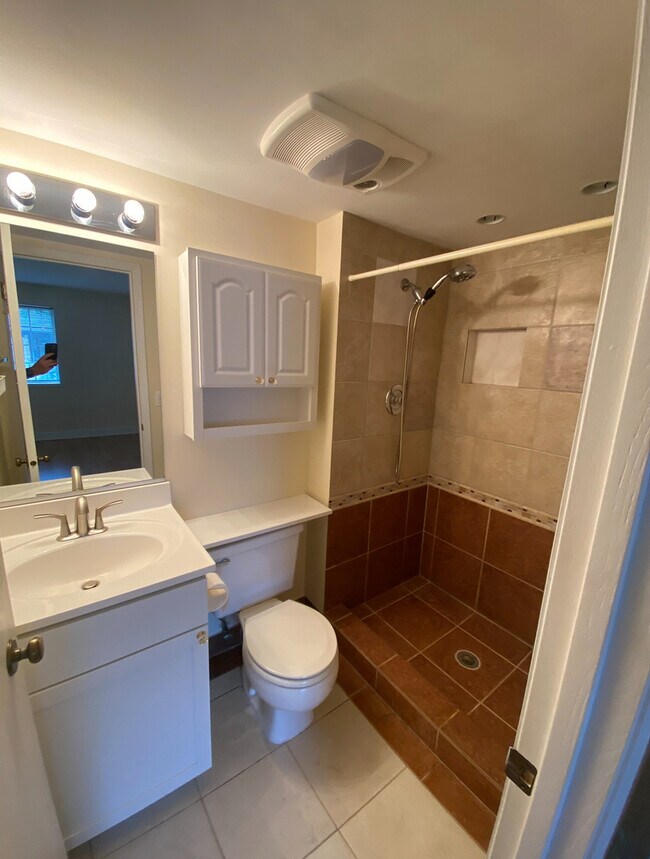 Building Photo - 309 Memory Ln