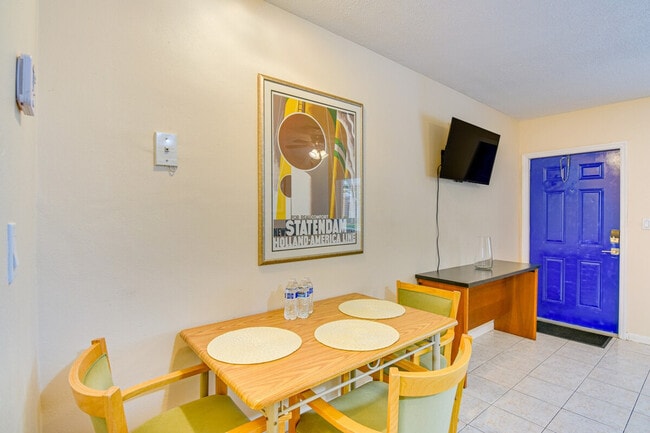 Building Photo - 412 NE 4th Ave