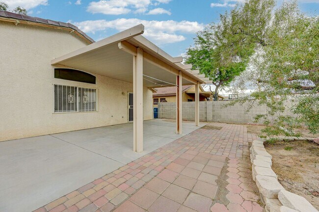 Building Photo - Rare Single Story Home with hard flooring!