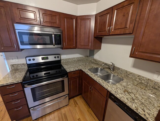 Building Photo - Ravenswood Renovated One Bedroom