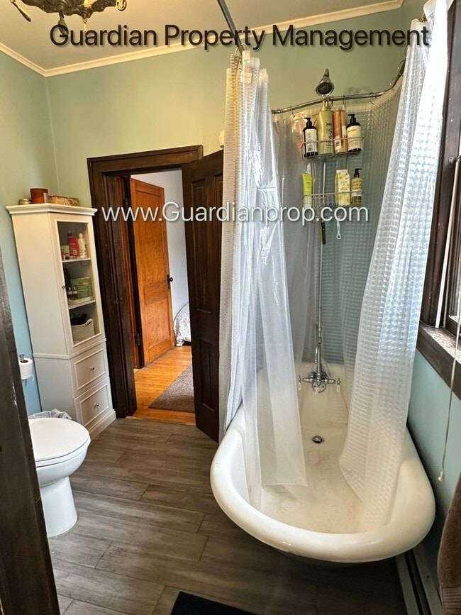 Building Photo - Northeast Spacious Upper Level Duplex, Har...