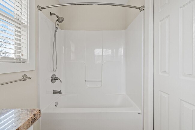 Building Photo - House in Kenilworth - Beautifully Refreshed!